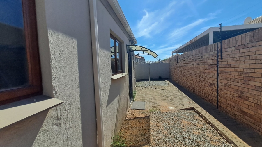 2 Bedroom Property for Sale in Langenhovenpark Free State